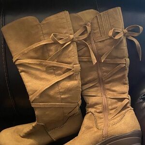 Softspots women’s suede zip up boots. Size 6 1-2 calf length.